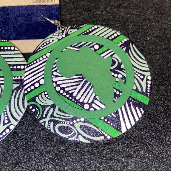 Women’s Africa Map Disc Shape Earrings In Abstract Print - Picture 2 of 2